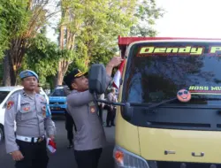 Gelorakan Semangat Kemerdekaan, Polresta Banyuwangi Bagikan Bendera Merah Putih pada Pengendara
