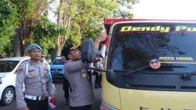 gelorakan-semangat-kemerdekaan,-polresta-banyuwangi-bagikan-bendera-merah-putih-pada-pengendara