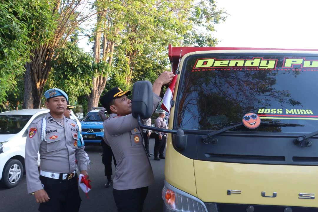 gelorakan-semangat-kemerdekaan,-polresta-banyuwangi-bagikan-bendera-merah-putih-pada-pengendara