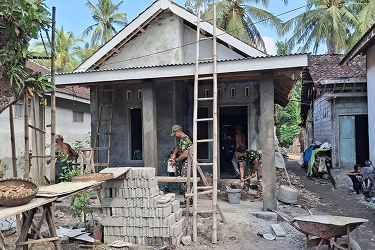 harunya-sulami!-rumah-reyot-dibedah-satgas-tmmd-125-kodim-banyuwangi-jadi-layak-huni
