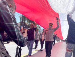 Bikin Merinding! Sopir Lintas Jawa-Bali Bentangkan Merah Putih 500 Meter di Aksi Protes Pelabuhan Ketapang