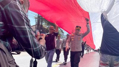 bikin-merinding!-sopir-lintas-jawa-bali-bentangkan-merah-putih-500-meter-di-aksi-protes-pelabuhan-ketapang