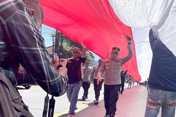 bikin-merinding!-sopir-lintas-jawa-bali-bentangkan-merah-putih-500-meter-di-aksi-protes-pelabuhan-ketapang