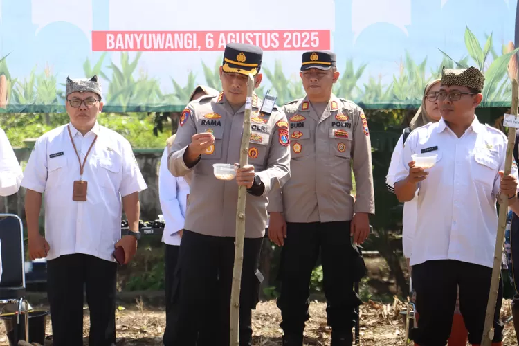 polresta-banyuwangi-dan-ponpes-darul-khoirot-tanam-jagung-untuk-dukung-ketahanan-pangan-nasional