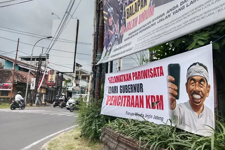 heboh!-kedatangan-kang-dedi-mulyadi-di-sleman-disambut-spanduk-sindiran-pedas:-jangan-jadikan-diy-bahan-konten!