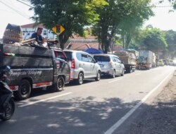 Pelebaran Jalan: Jalan Utama di Kecamatan Genteng Macet, Puncaknya Saat Jam Pulang Sekolah