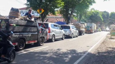 pelebaran-jalan:-jalan-utama-di-kecamatan-genteng-macet,-puncaknya-saat-jam-pulang-sekolah