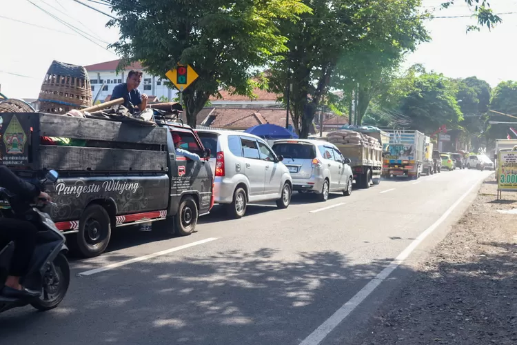 pelebaran-jalan:-jalan-utama-di-kecamatan-genteng-macet,-puncaknya-saat-jam-pulang-sekolah