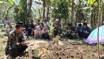 di-sela-kesibukan-bangun-jembatan-dan-irigasi,-satgas-tmmd-banyuwangi-bantu-prosesi-pemakaman-warga