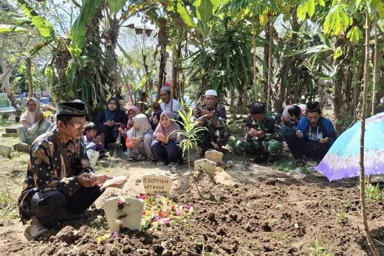 di-sela-kesibukan-bangun-jembatan-dan-irigasi,-satgas-tmmd-banyuwangi-bantu-prosesi-pemakaman-warga