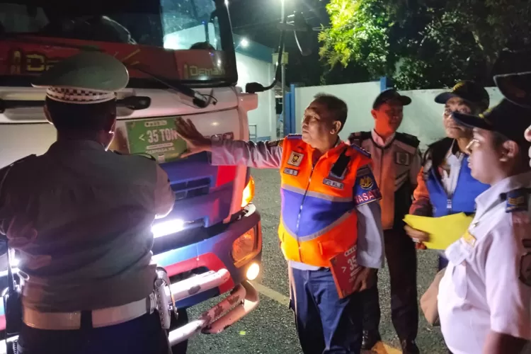warna-stiker-tentukan-nasib-truk-di-ketapang!-ini-pembagian-jalurnya
