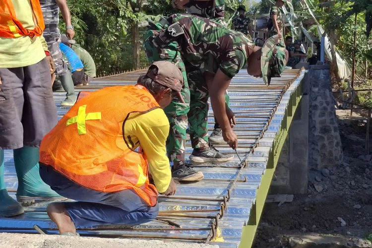 wujud-jembatan-tmmd-sudah-tampak!-jadi-akses-penghubung-vital-bagi-warga-siliragung