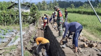demi-kemakmuran-petani,-satgas-tmmd-dan-babinsa-genjot-pembangunan-irigasi-di-desa-kesilir!