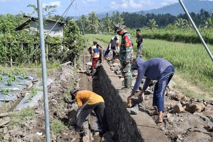 demi-kemakmuran-petani,-satgas-tmmd-dan-babinsa-genjot-pembangunan-irigasi-di-desa-kesilir!