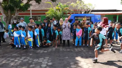 ikut-lomba-agustusan-bersama-murid-sd,-ipuk:-momentum-tanamkan-semangat-belajar-dan-cinta-tanah-air
