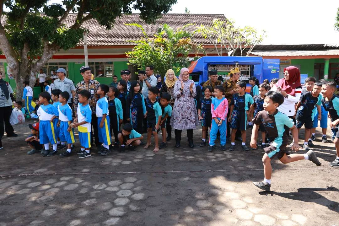 ikut-lomba-agustusan-bersama-murid-sd,-ipuk:-momentum-tanamkan-semangat-belajar-dan-cinta-tanah-air