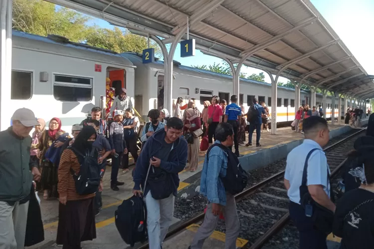 imbas-jalur-gumitir-ditutup!-ka-pandanwangi-kini-berhenti-di-18-stasiun,-cek-daftarnya!