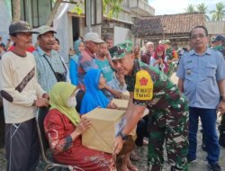 TMMD ke-125 Gelar Baksos Sembako untuk Warga Prasejahtera di Siliragung Banyuwangi