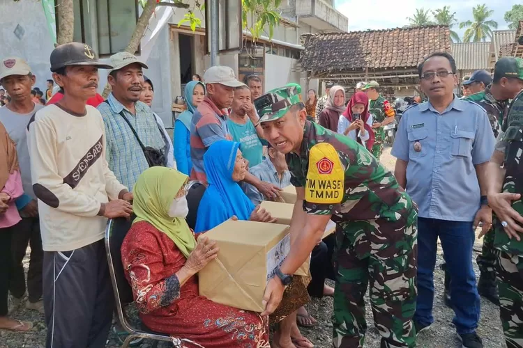 tmmd-ke-125-gelar-baksos-sembako-untuk-warga-prasejahtera-di-siliragung-banyuwangi