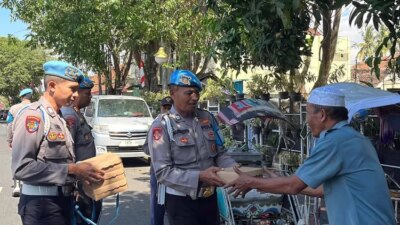polresta-banyuwangi-tunjukkan-kepedulian-melalui-aksi-sosial-berbagi-nasi-kotak