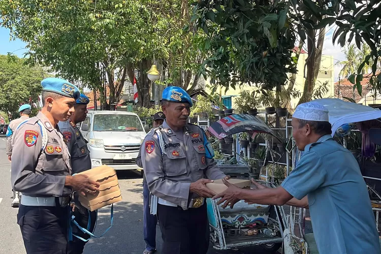 polresta-banyuwangi-tunjukkan-kepedulian-melalui-aksi-sosial-berbagi-nasi-kotak