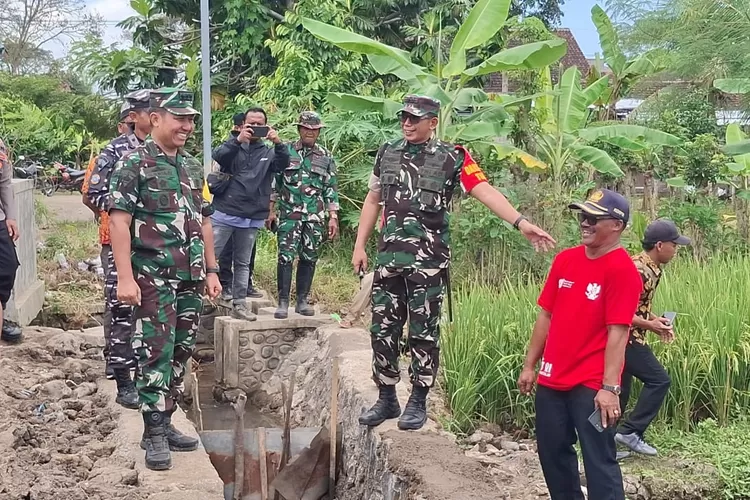 tni-tinjau-progres-tmmd-ke-125-di-banyuwangi,-fokus-pada-irigasi-pertanian-dan-kesejahteraan-warga