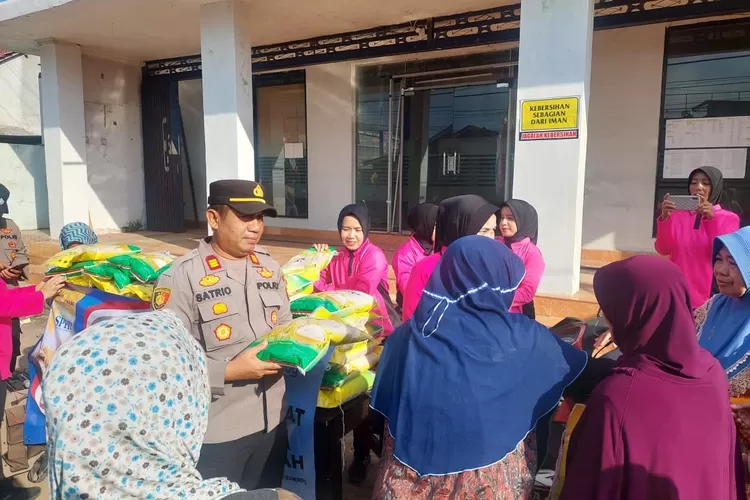 polresta-dan-bulog-gelar-gerakan-pangan-murah-di-banyuwangi,-stabilkan-harga-beras-untuk-warga
