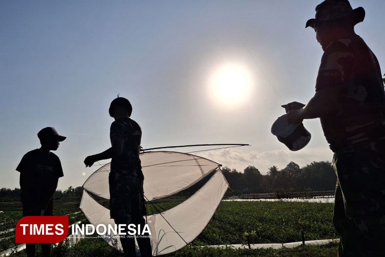 saat-tentara-dan-bocil-tertawa-bersama-di-langit-jingga-kesilir-banyuwangi-–-times-banyuwangi