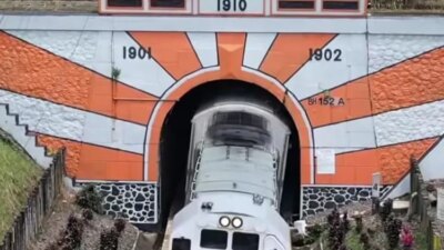 instagram-kai121-sudah-tua:-kereta-api-keluar-dari-terowongan-mrawan-di-kawasan-gunung-gumitir.-pt-kai-berencana-membangun-terowongan-baru-menggantik