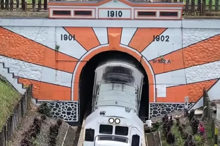 instagram-kai121-sudah-tua:-kereta-api-keluar-dari-terowongan-mrawan-di-kawasan-gunung-gumitir.-pt-kai-berencana-membangun-terowongan-baru-menggantik