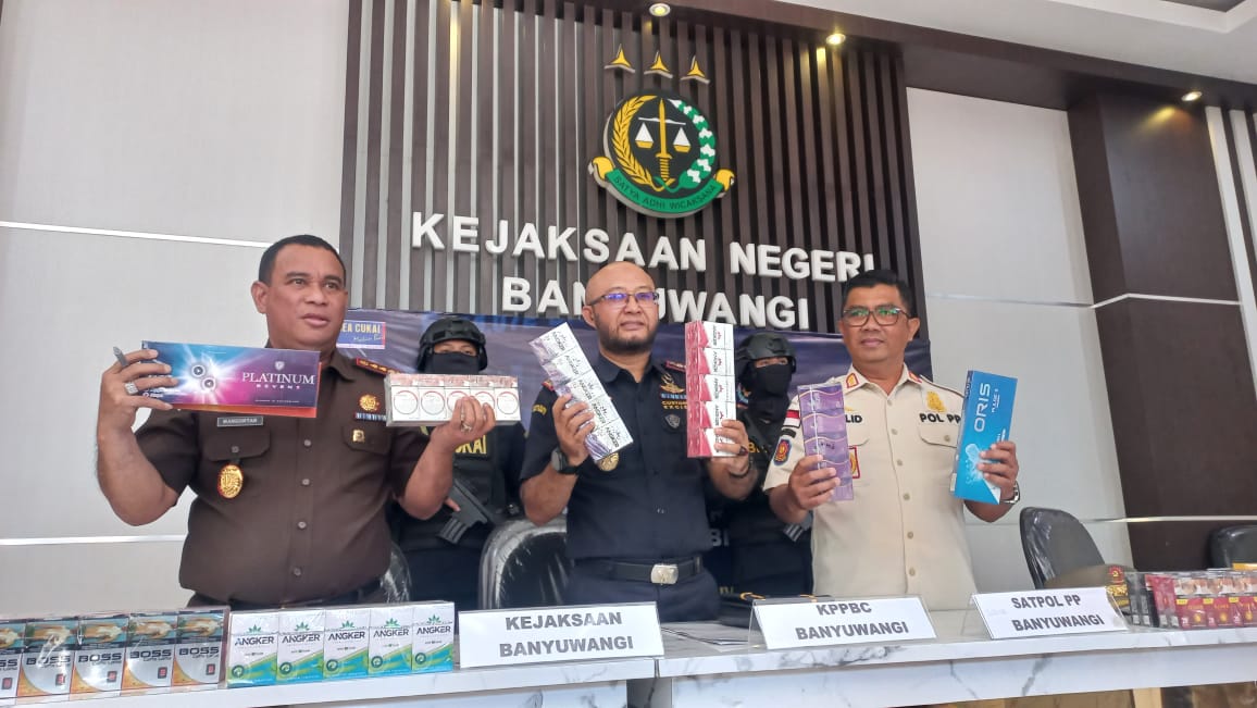 toko-di-kalibaru-digeledah,-ratusan-ribu-batang-rokok-ilegal-disita