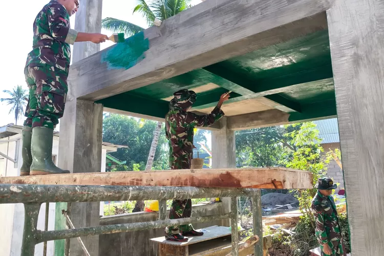 satgas-tmmd-ke-125-kodim-0825-banyuwangi-lakukan-pengecatan-sumur-bor-di-dusun-tegalwagah