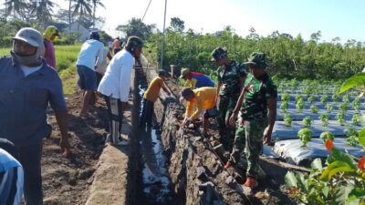 tni-dan-warga-kesilir-berpacu-dengan-terik,-wujudkan-mimpi-aliran-irigasi-lancar
