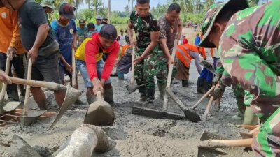 satgas-tmmd-125-kodim-banyuwangi-laksanakan-pengecoran-jembatan-penghubung-desa-di-siliragung
