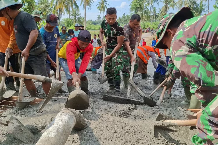 satgas-tmmd-125-kodim-banyuwangi-laksanakan-pengecoran-jembatan-penghubung-desa-di-siliragung