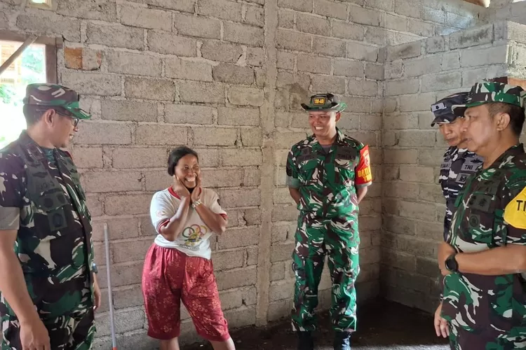 tim-wasev-tmmd-tinjau-pembangunan-rumah-ibu-umiyati,-warga-kesilir-tersenyum-bahagia