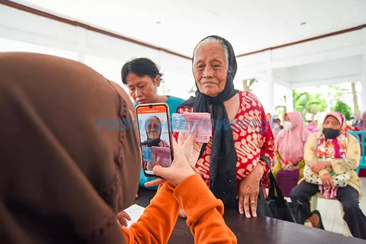 petugas-bansos-geruduk-rumah-warga!-kpm-wajib-siapkan-dokumen-ini,-catat-jadwal-ceknya