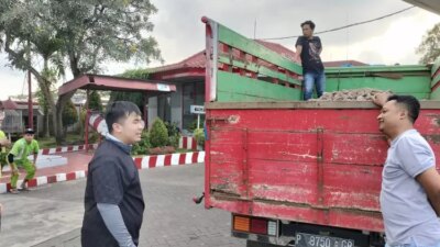 pulang-dari-ijen-numpang-truk,-hp-turis-tiongkok-hilang-tertimbun-sirtu.-setelah-ditemukan-dia-bilang-polisi-indonesia-sangat-baik