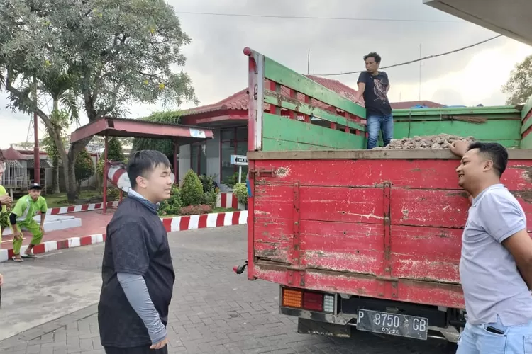 pulang-dari-ijen-numpang-truk,-hp-turis-tiongkok-hilang-tertimbun-sirtu.-setelah-ditemukan-dia-bilang-polisi-indonesia-sangat-baik
