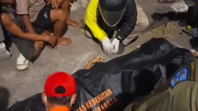 pejalan-kaki-tewas-ditabrak-beat-bonceng-tiga-tanpa-helm,-anak-korban-luka-parah-di-kepala