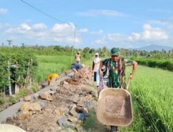 Tak Kenal Libur, Satgas TMMD 125 dan Warga Kesilir Cor Irigasi demi Harapan Petani