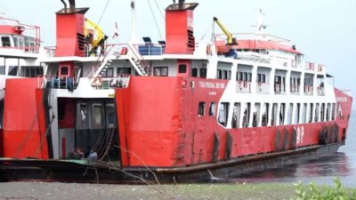 nyaris-terulang-tragedi!-ramp-door-kmp-tunu-pratama-5888-tiba-tiba-jatuh-ke-laut
