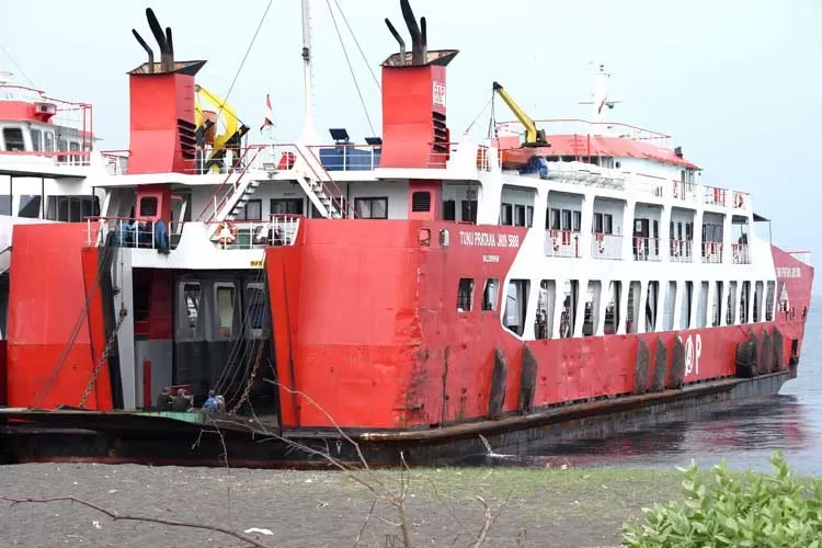 nyaris-terulang-tragedi!-ramp-door-kmp-tunu-pratama-5888-tiba-tiba-jatuh-ke-laut