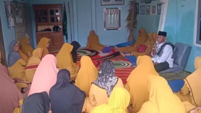 pengajian-ibu-ibu-desa-kesilir-dipimpin-serka-suin,-satgas-tmmd-125-bukan-cuma-bangun-jalan
