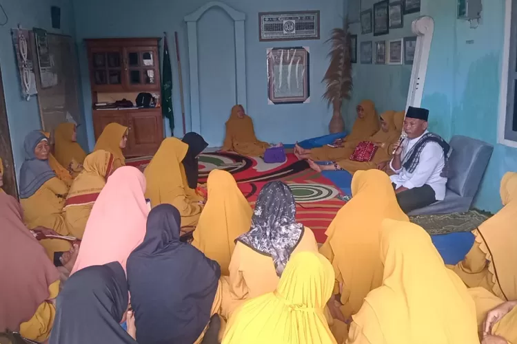 pengajian-ibu-ibu-desa-kesilir-dipimpin-serka-suin,-satgas-tmmd-125-bukan-cuma-bangun-jalan