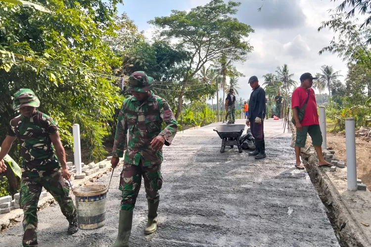 satgas-tmmd-125-kodim-0825/banyuwangi-bangun-jembatan-penghubung-di-siliragung,-permudah-akses-warga