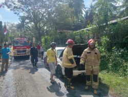 Mobil Ford Laser Terbakar di Sumberrejo, Damkar Banyuwangi Bergerak Cepat