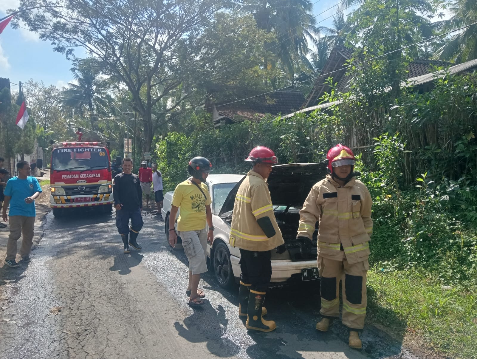 mobil-ford-laser-terbakar-di-sumberrejo,-damkar-banyuwangi-bergerak-cepat