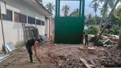 satgas-tmmd-kodim-0825-bersihkan-area-sumur-bor-dan-mck,-warga-siliragung-antusias