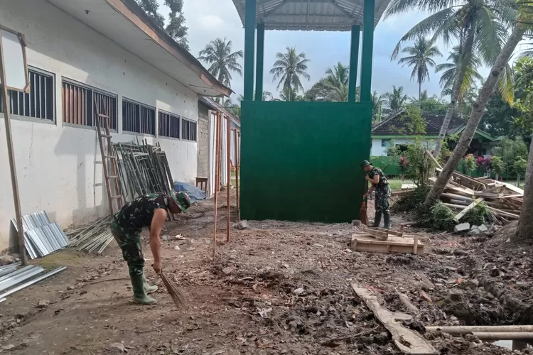 satgas-tmmd-kodim-0825-bersihkan-area-sumur-bor-dan-mck,-warga-siliragung-antusias